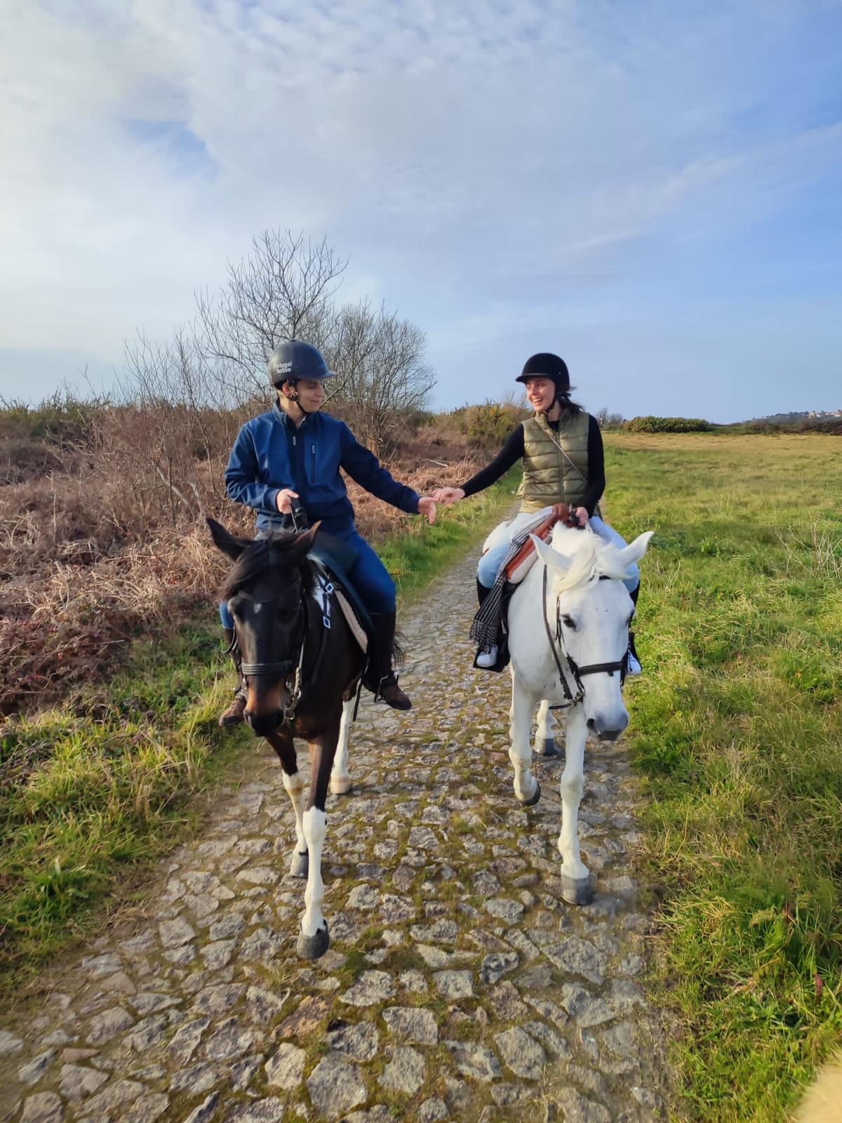 Rita e Bruno a passear a cavalo