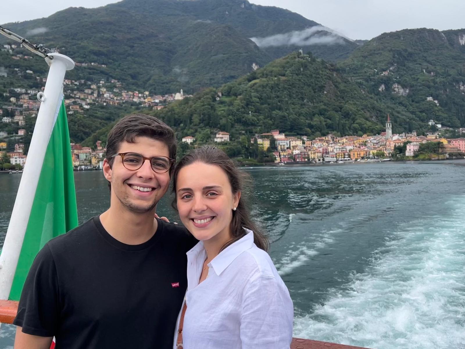 Rita e Bruno sorridentes junto ao lago