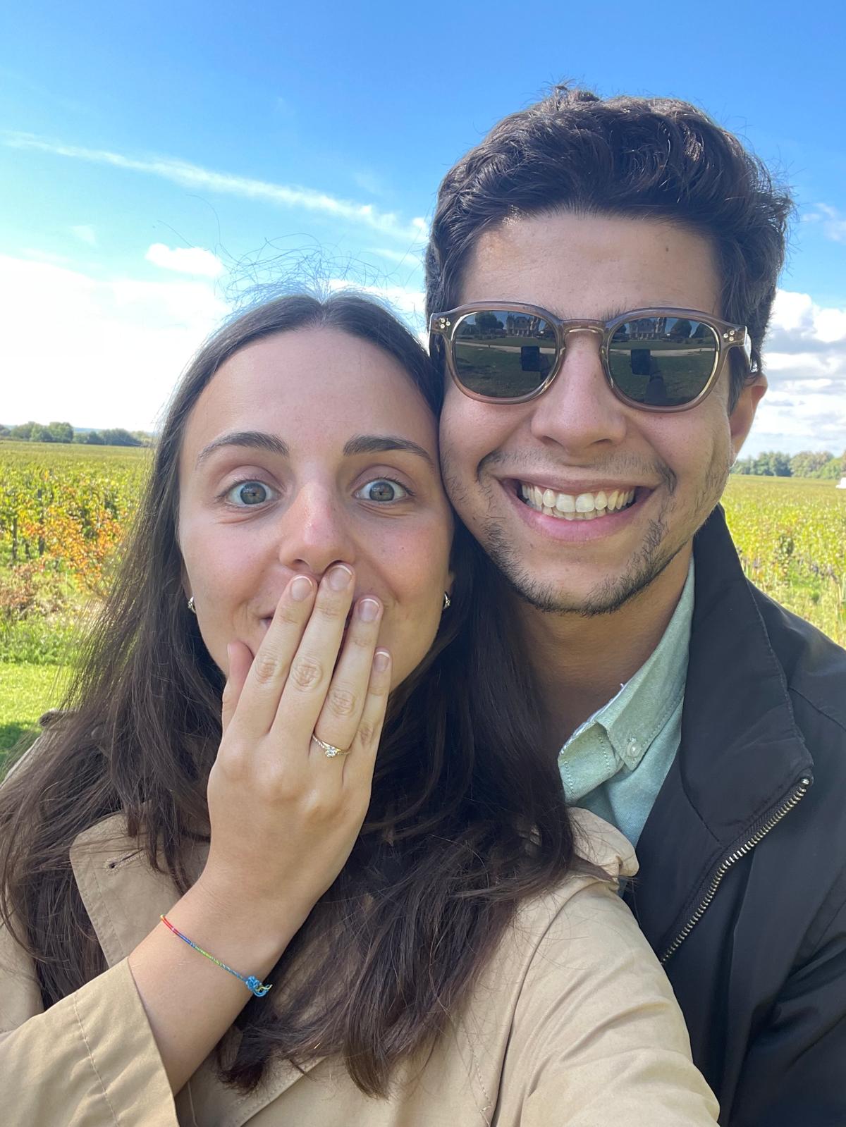Rita e Bruno felizes num campo
